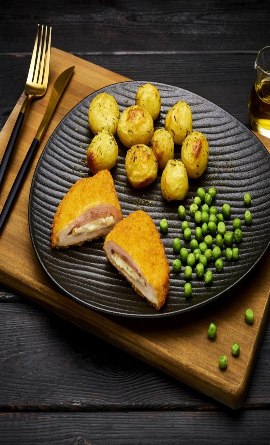 Serviervorschlag Cordon Bleu mit Erbsen und Kartoffeln